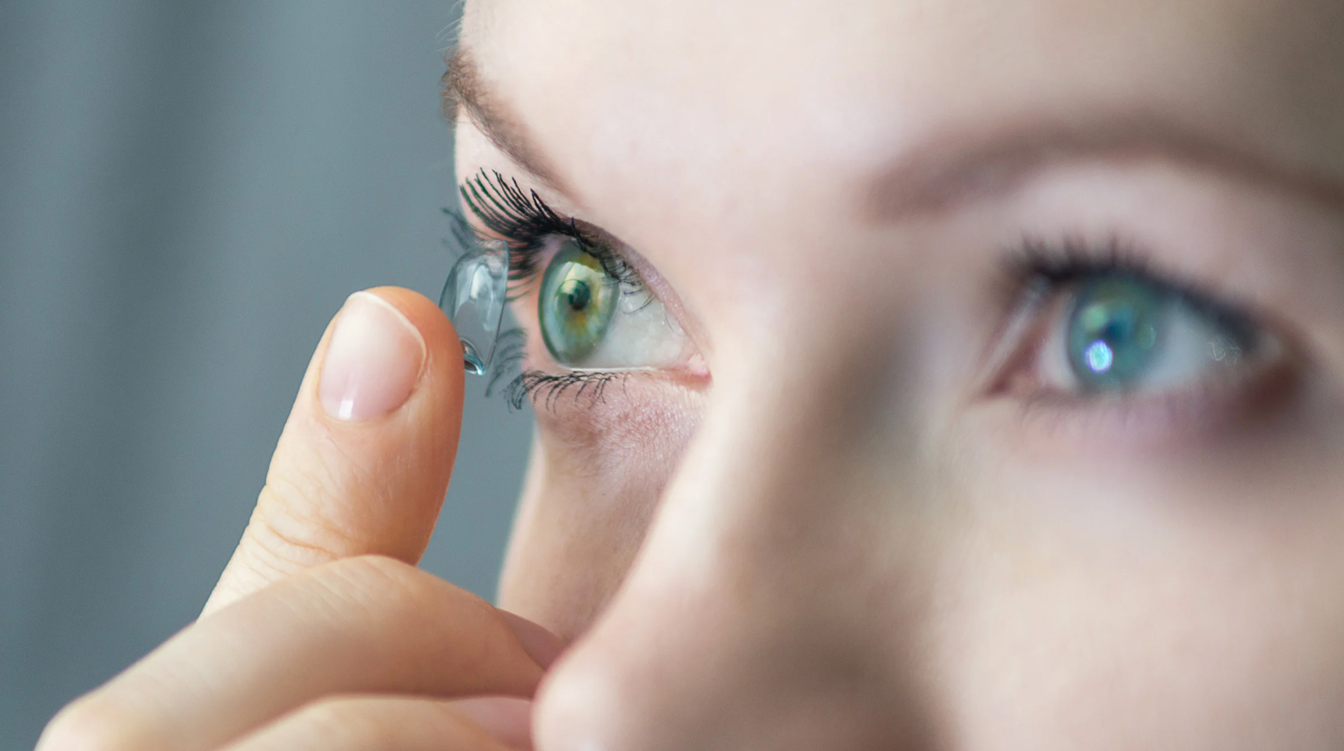 Exercices de manipulation des lentilles : entraînement avant votre rendez-vous